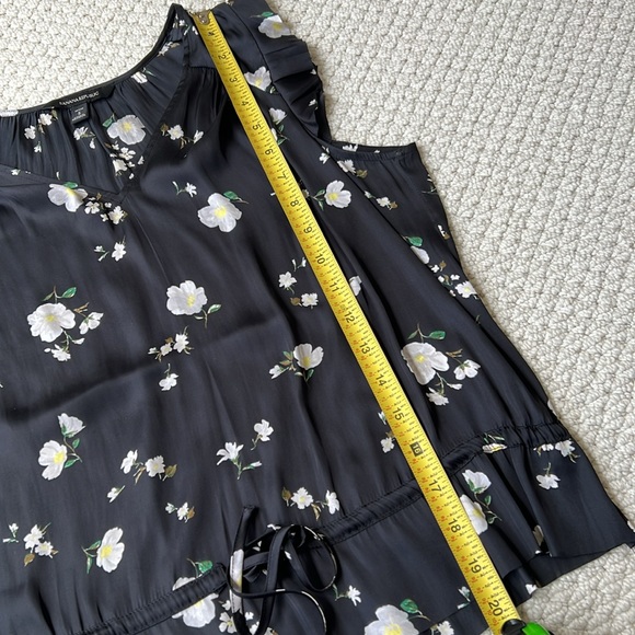 EUC Banana Republic sleeveless flutter sleeve top size Small - Picture 7 of 7